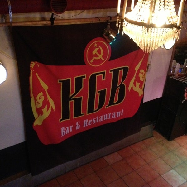 รูปภาพถ่ายที่ KGB Bar &amp; Restaurant โดย Armando V. เมื่อ 1/17/2013