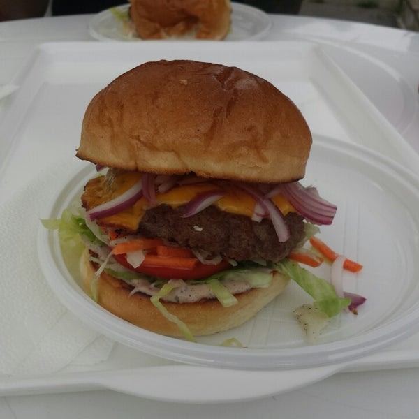 7/11/2014 tarihinde Kuculziyaretçi tarafından Big Daddy Burger Bár'de çekilen fotoğraf