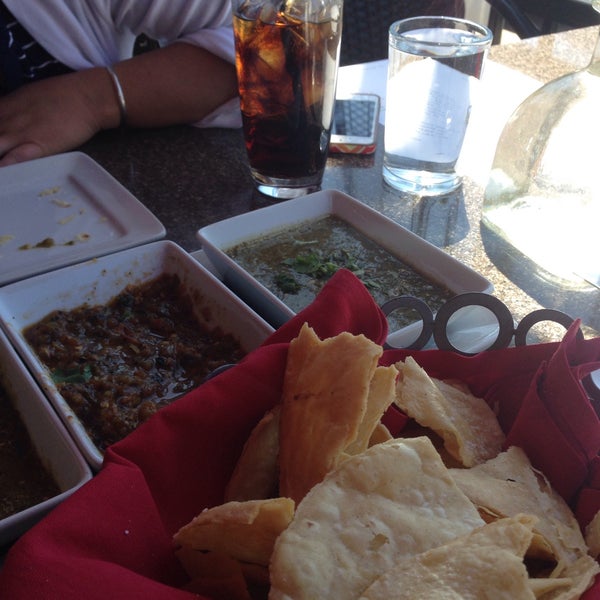 รูปภาพถ่ายที่ Zócalo Mexican Cuisine &amp; Tequileria โดย Ken H. เมื่อ 4/30/2015