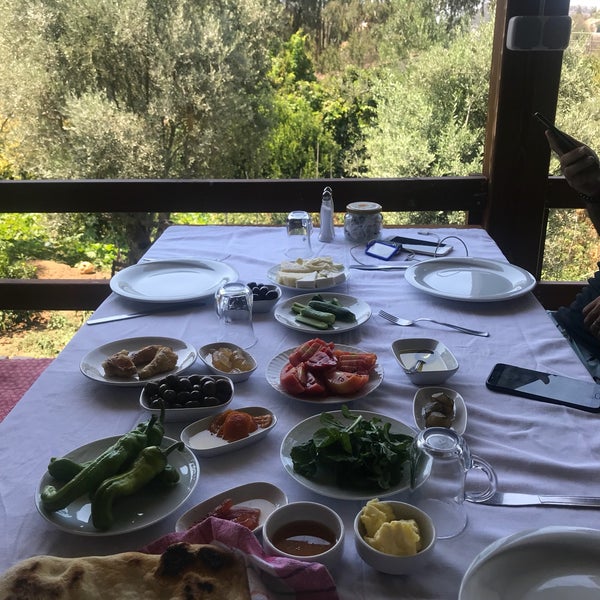 รูปภาพถ่ายที่ Havva Ana&#39;nın Kahvaltı Bahçesi โดย Deniz Sultan Ü. เมื่อ 8/20/2018