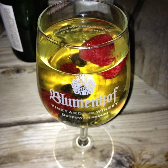 รูปภาพถ่ายที่ Blumenhof Vineyards &amp; Winery โดย Brittney L. เมื่อ 10/7/2012