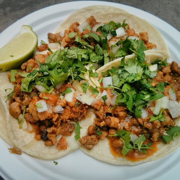 รูปภาพถ่ายที่ Los Agaves Mexican Street Food โดย Samson เมื่อ 4/24/2013