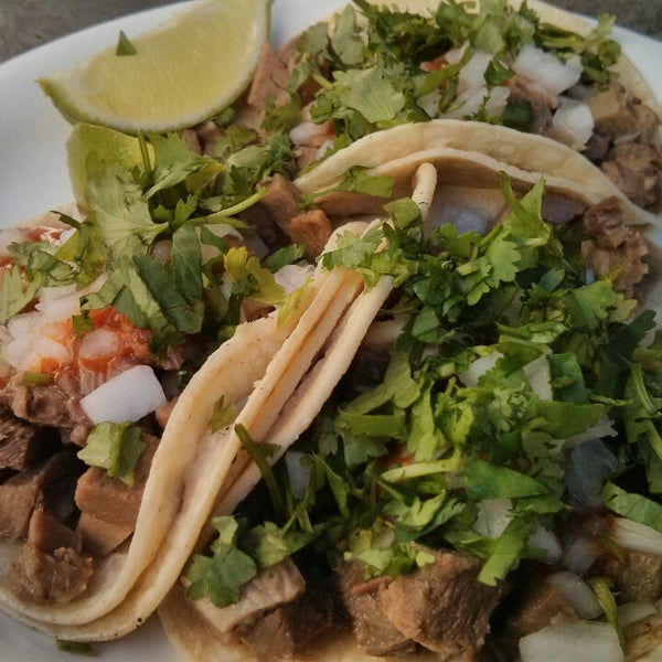 รูปภาพถ่ายที่ Los Agaves Mexican Street Food โดย Samson เมื่อ 10/29/2013