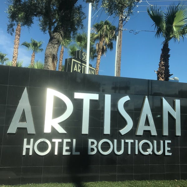 Foto scattata a Artisan Hotel Boutique and Lounge da barbee il 8/1/2017