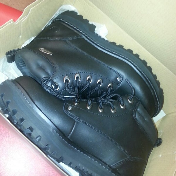 Famous footwear kaahumanu best sale