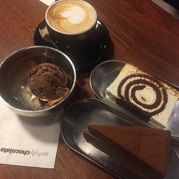 4/21/2018 tarihinde Ally P.ziyaretçi tarafından Awfully Chocolate Bakery &amp; Cafe'de çekilen fotoğraf