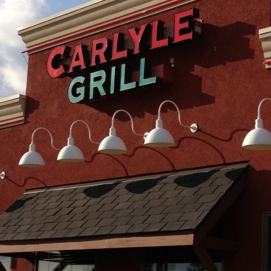 Foto diambil di Carlyle Grill oleh Lucy O. pada 9/28/2012