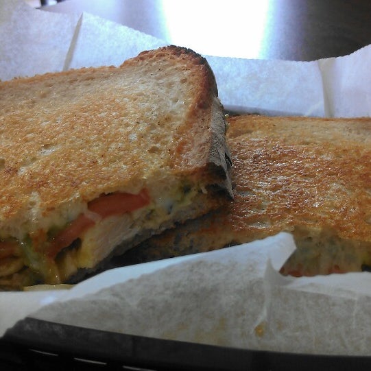 Foto scattata a Grilled Cheese at the Melt Factory da Lisa Jersey A. il 4/10/2013