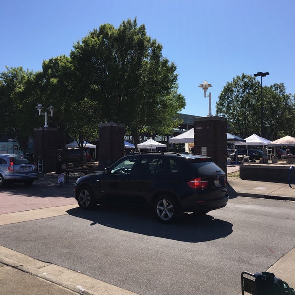 รูปภาพถ่ายที่ Chattanooga Market โดย Chris L. เมื่อ 5/15/2016