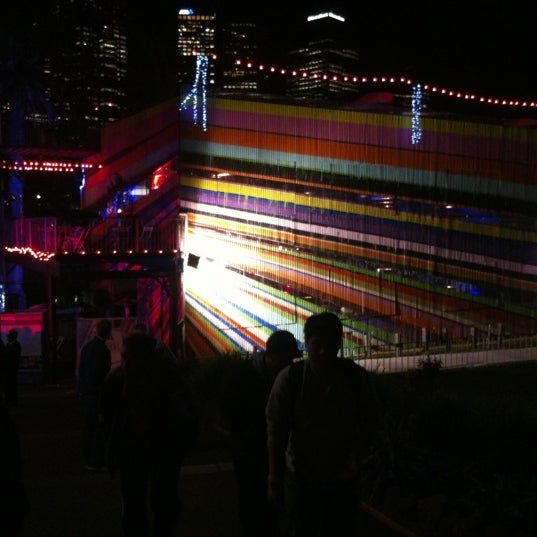 รูปภาพถ่ายที่ Foxtel Festival Hub โดย Fernando d. เมื่อ 10/18/2012