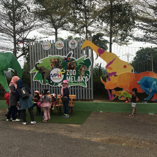 Photo taken at Zoo Melaka by Atikah on 9/15/2019