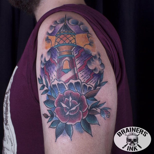 Photo prise au Brainers Ink- Tattoo, Piercing, Permanent Makeup, Art &amp; Craft par Danny Garcia Tattooer H. le8/17/2015