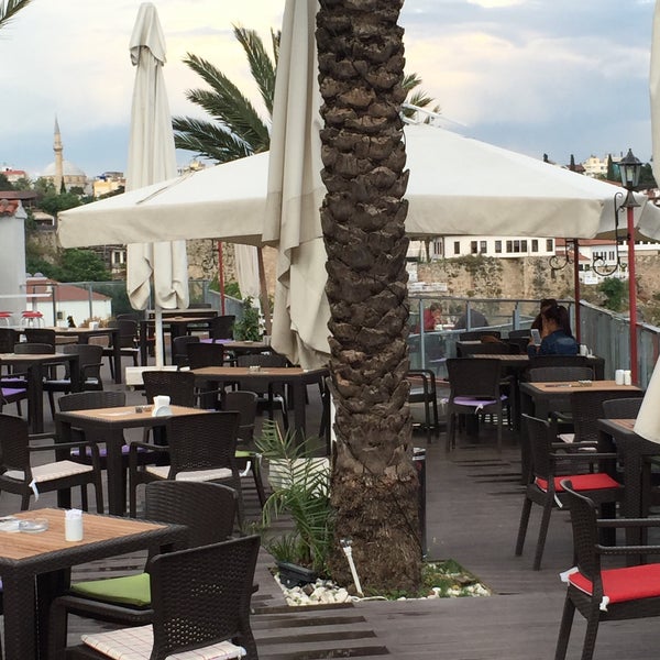 Das Foto wurde bei Scouser&#39;s Cafe Bar Restaurant von Şeref S. am 5/13/2015 aufgenommen
