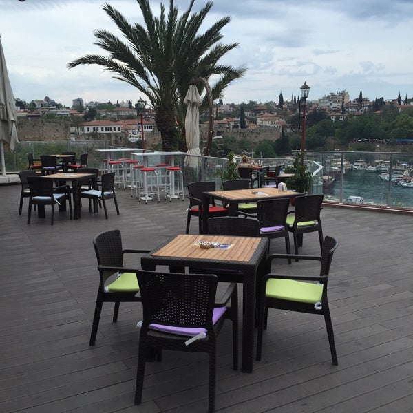 Foto diambil di Scouser&#39;s Cafe Bar Restaurant oleh Şeref S. pada 5/10/2015