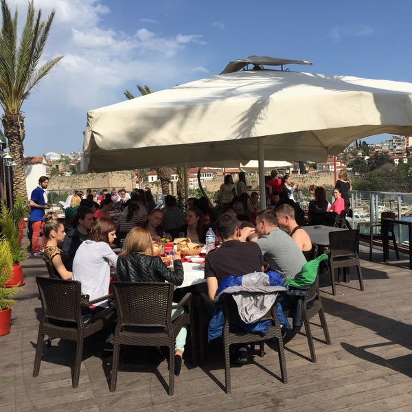 Foto diambil di Scouser&#39;s Cafe Bar Restaurant oleh Şeref S. pada 4/20/2015
