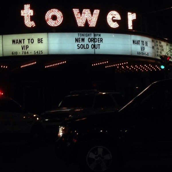 Foto tirada no(a) Tower Theater por Kirk L. em 3/13/2016