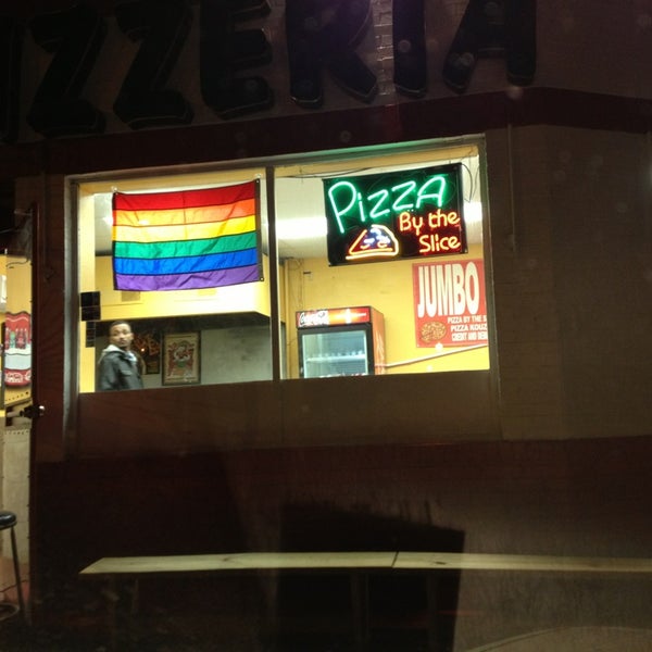 3/17/2013にMaurice H.がKouzina Angelinas Pizzeria - Shaw DCで撮った写真