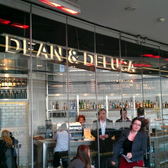 รูปภาพถ่ายที่ Dean &amp; Deluca โดย Alex N. เมื่อ 3/3/2013