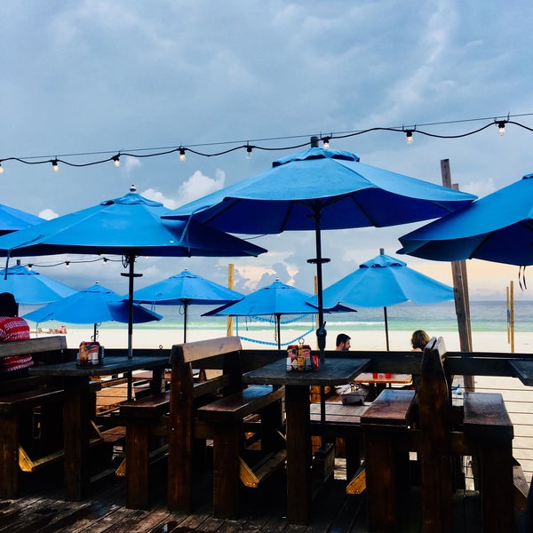 Снимок сделан в Sharky&#39;s Beachfront Restaurant пользователем Stacey V. 9/13/2018