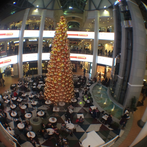 รูปภาพถ่ายที่ Atrium Mall โดย boris c. เมื่อ 12/15/2014