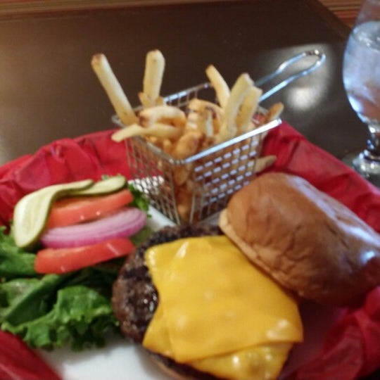 Foto scattata a Blue Horse Restaurant &amp; Bar da Will il 6/5/2014