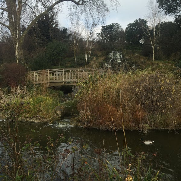 รูปภาพถ่ายที่ Regent&#39;s Park โดย B🎩 เมื่อ 3/14/2016