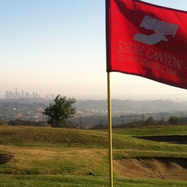 Photo prise au Scholl Canyon Golf Course par Adam G. le8/10/2013