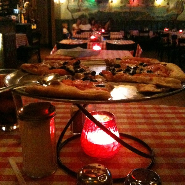4/28/2013 tarihinde WildJipseeziyaretçi tarafından Antonio&#39;s Pizzeria &amp; Italian Restaurant'de çekilen fotoğraf