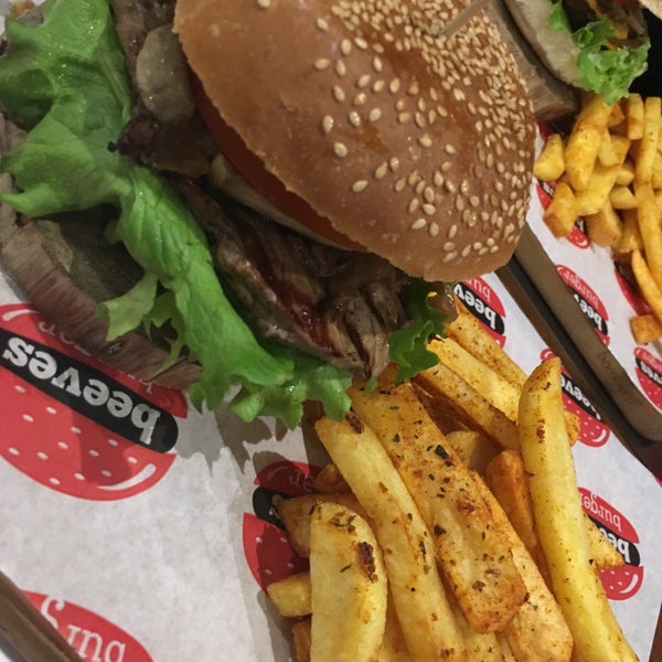 รูปภาพถ่ายที่ Beeves Burger โดย Özlem Ç. เมื่อ 2/7/2016
