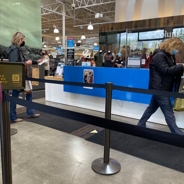 Das Foto wurde bei Columbia Sportswear Employee Store von Dianna 4. am 11/7/2021 aufgenommen