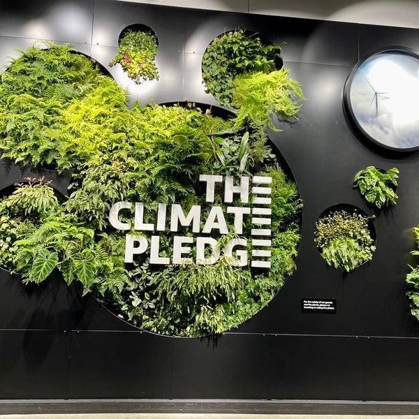 Foto diambil di Climate Pledge Arena oleh Dianna 4. pada 11/17/2023