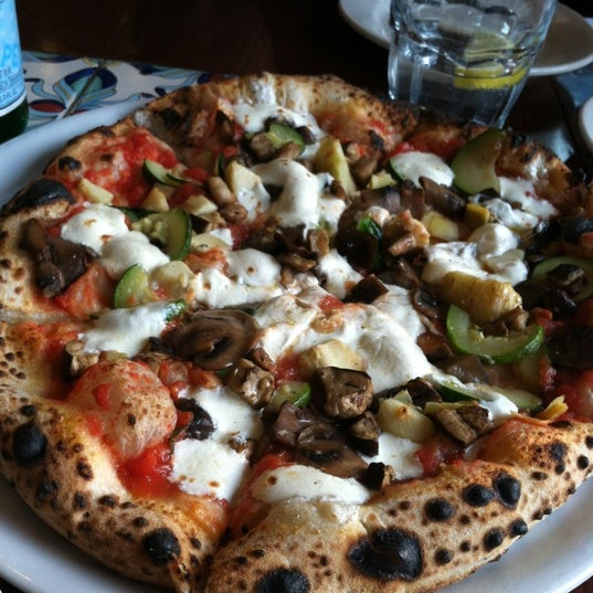 รูปภาพถ่ายที่ A Mano Pizza โดย Jasmine P. เมื่อ 9/26/2012