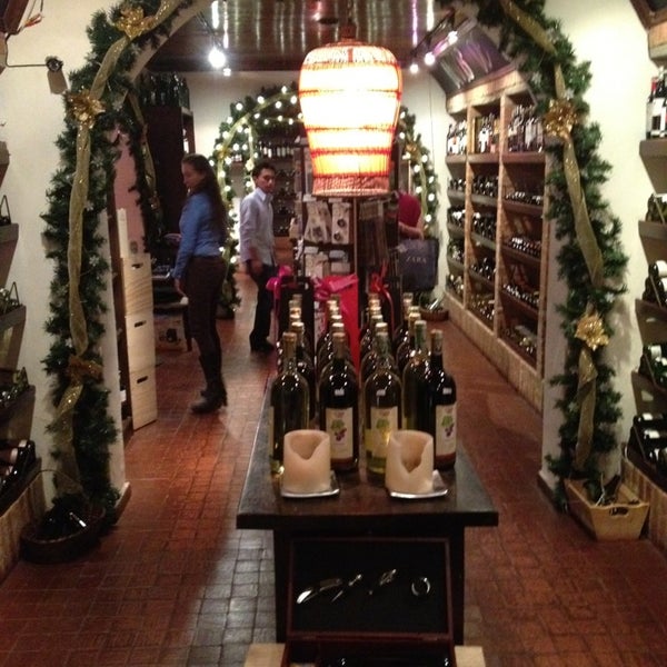 Das Foto wurde bei The Wine Store von Mamboloco am 1/12/2013 aufgenommen