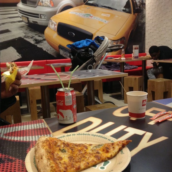 Foto diambil di New York Pizza oleh tinhaMar c. pada 2/9/2013
