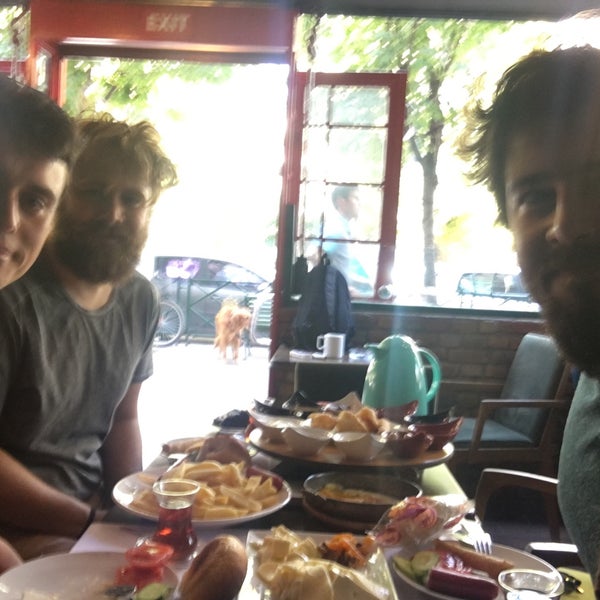 Foto diambil di Pilot Cafe Bar oleh Barış P. pada 8/22/2016