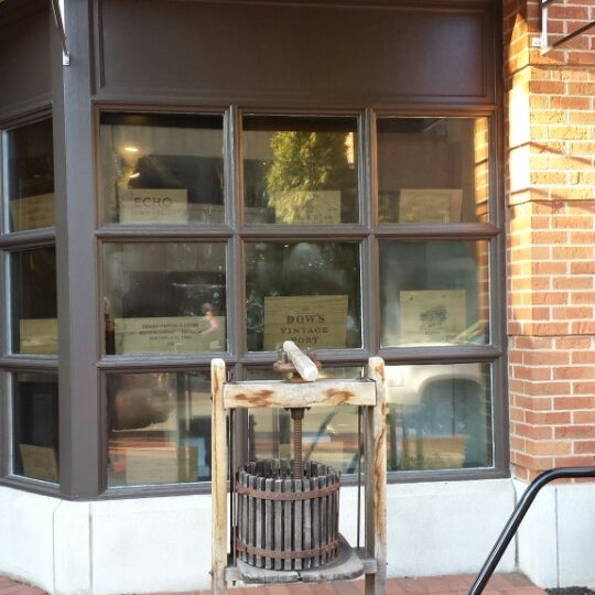 10/20/2013에 Olessya K.님이 Princeton Corkscrew Wine Shop에서 찍은 사진