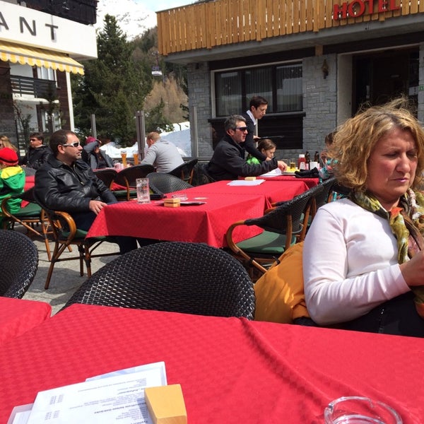 4/20/2014 tarihinde Beat A.ziyaretçi tarafından Hotel Restaurant Mistral Saas-Fee'de çekilen fotoğraf
