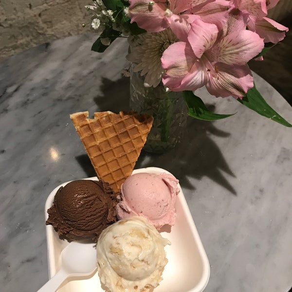 6/7/2018 tarihinde Valeria C.ziyaretçi tarafından Jeni&#39;s Splendid Ice Creams'de çekilen fotoğraf