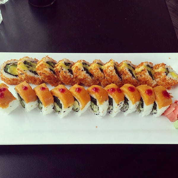 Снимок сделан в Hamachi Sushi Bar пользователем Drea A. 6/21/2015