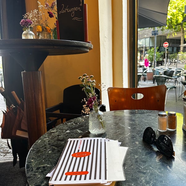 Foto tirada no(a) Café Karin por Gozde D. em 9/15/2023
