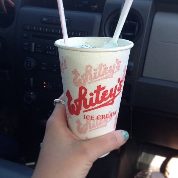 4/6/2014에 Jamie G.님이 Whitey&#39;s Ice Cream에서 찍은 사진