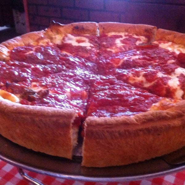 Foto tirada no(a) Rosati&#39;s Pizza por Neal R. em 8/27/2013