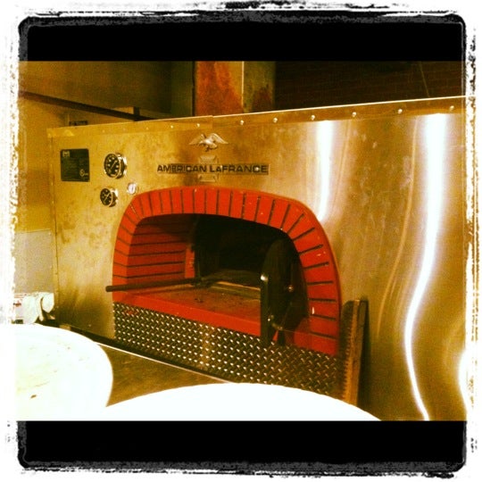 Foto tirada no(a) Fire Engine Pizza Company por Phil S. em 11/9/2012