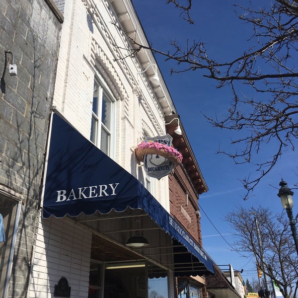 Foto tomada en Cops &amp; Doughnuts Bakery  por Kari el 4/23/2016