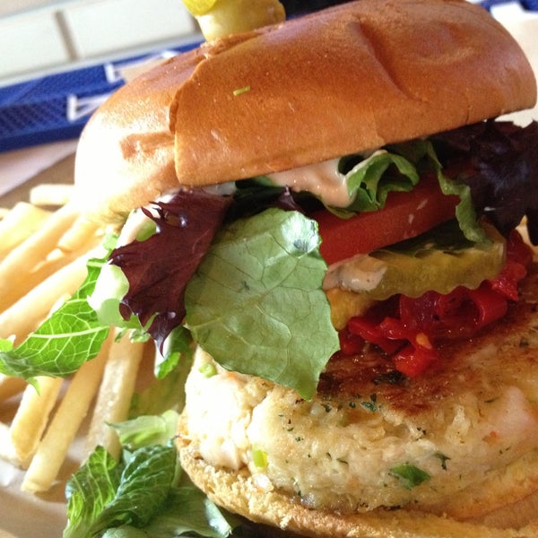 The flagship Big Kahuna Burger is worth a trip, but give the lump crab & jumbo shrimp burger a try for something different. The "Laguna" topping style with mixed greens & red pepper relish works well.