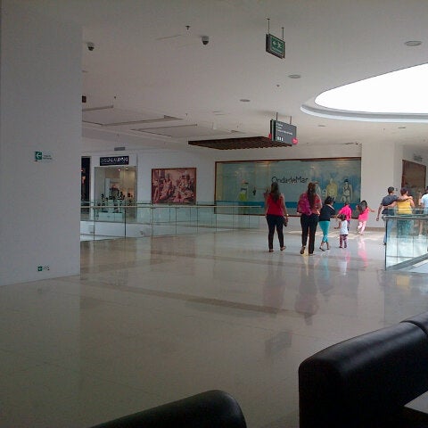 Foto tirada no(a) Mall Plaza El Castillo por Karina A. em 4/7/2013