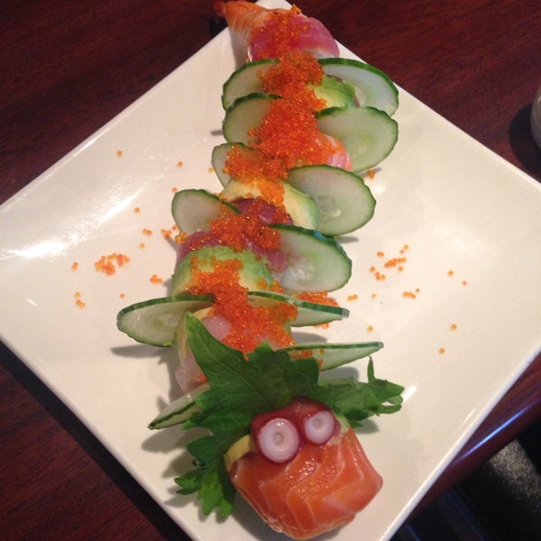 Foto tirada no(a) Off The Hook Sushi por Daniel C. em 6/22/2014