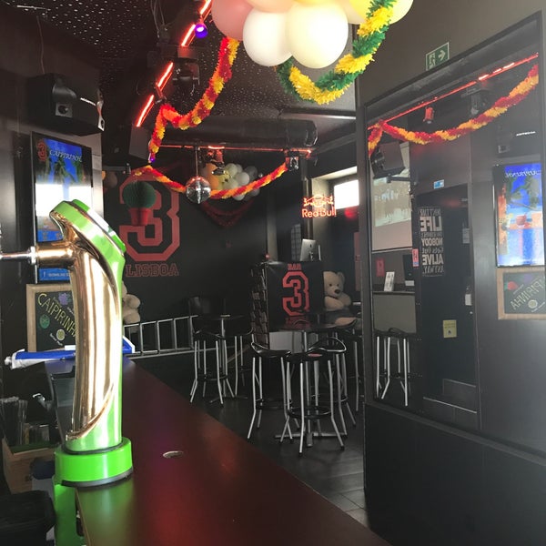 6/18/2017 tarihinde Vasco R.ziyaretçi tarafından Bar TR3S Lisboa'de çekilen fotoğraf