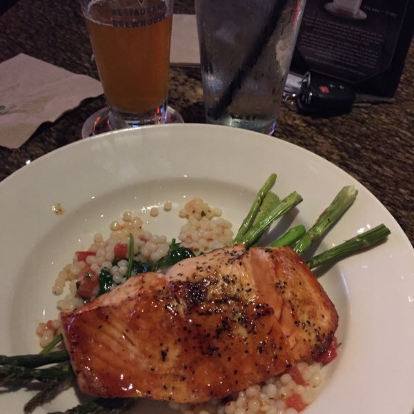 Photo taken at BJ&#39;s Restaurant &amp; Brewhouse by Joshua G. on 8/20/2015