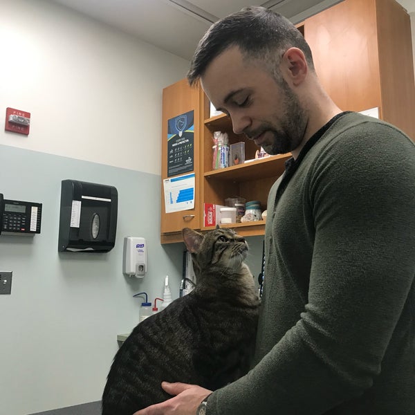 Foto tomada en West Village Veterinary Hospital  por Joshua G. el 3/16/2019